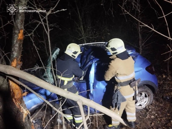 У Народичах рятувальники допомогли водію, якого затисло в автівці, чоловік в лікарні