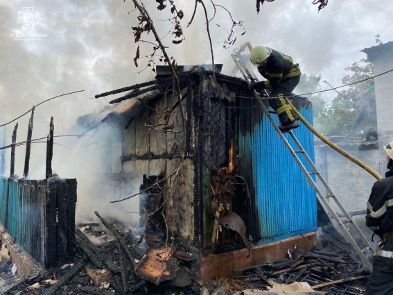 У Житомирському районі через дитячі пустощі сталася пожежа в господарчій будівлі, опіки отримала літня жінка