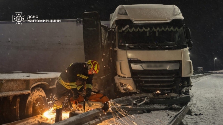 Масштабна ДТП на Житомирщині: зіткнулися 11 автівок, є постраждалі
