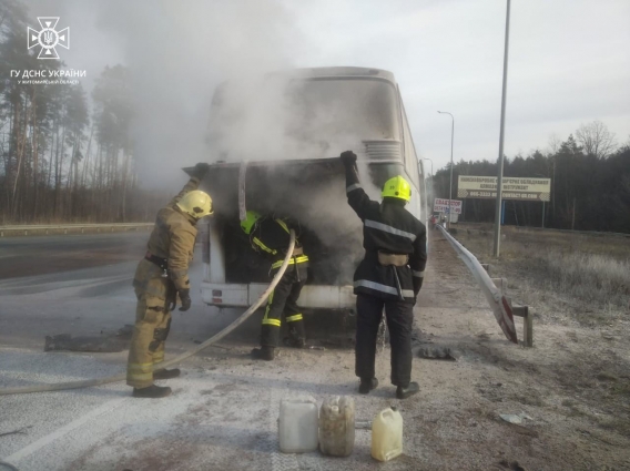 У Житомирському районі рятувальники ліквідували загоряння рейсового автобуса