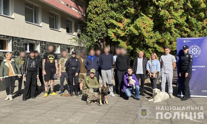 На Житомирщині поліцейські психологи залучили до допомоги пораненим захисникам собак-терапевтів