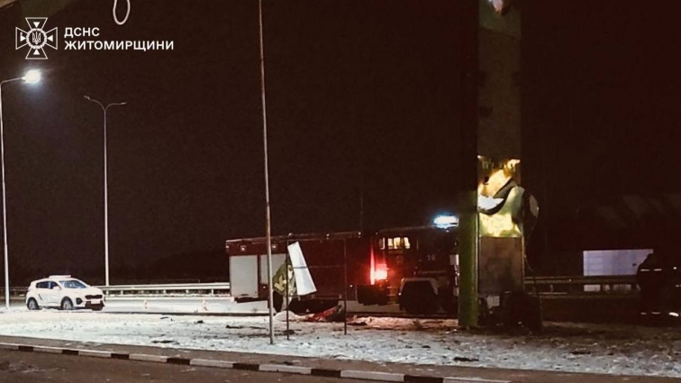 Внаслідок ворожої атаки уламками БпЛА пошкоджено АЗС, автівки та травмовано людину
