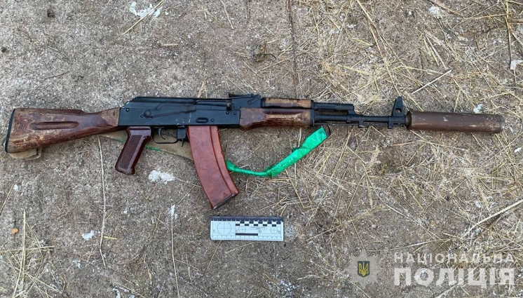 У жителя Черняхівської громади під час обшуку в будинку виявили гранати, набої та зброю
