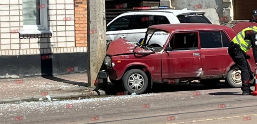 Подробиці автопригоди на вулиці Корольова: водій ВАЗівки не впорався з керуванням та в'їхав у стовп
