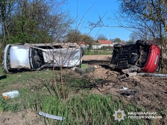 У Брониківській громаді водій зіткнувся з відбійником та іншою автівкою, через що обидві – перекинулись: травми отримав пасажир