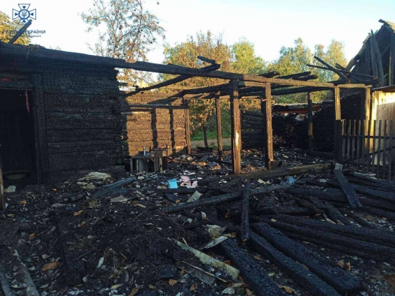 У Коростенському районі під час пожежі в житловому будинку чадним газом отруїлася жінка, її госпіталізували