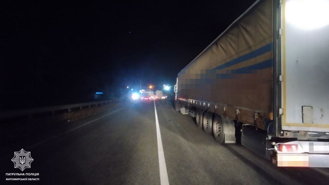 На Житомирщині сталася ДТП за участі трьох вантажівок (ФОТО)