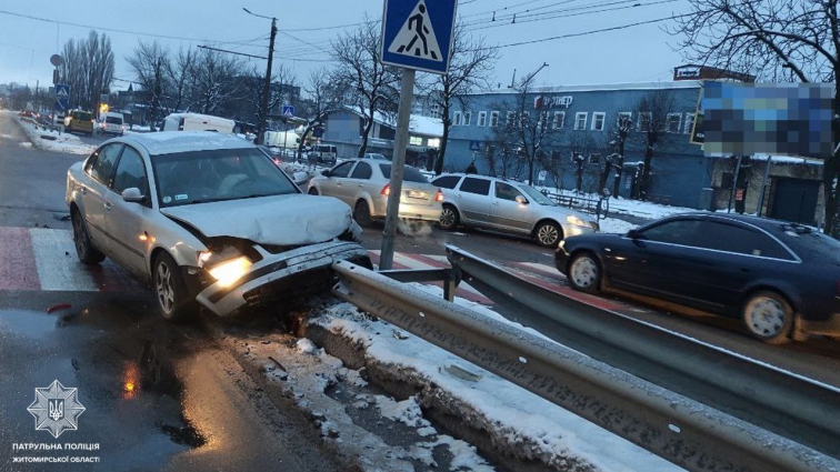 У Житомирі зіткнулись Volkswagen та Skoda, є потерпілі (ФОТО)