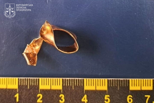 Зняв золоту обручку із пальця загиблого військового та здав у ломбард – на Житомирщині працівнику СМЕ повідомили про підозру