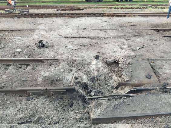 Внаслідок ракетної атаки на Житомирщину поранено залізничника та рятувальника, також пошкоджено житлову інфраструктуру