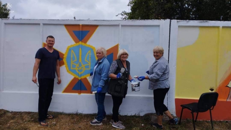 У Радомишлі активісти перетворили паркан пожежно-рятувальної частини на витвір мистецтва (ФОТО)