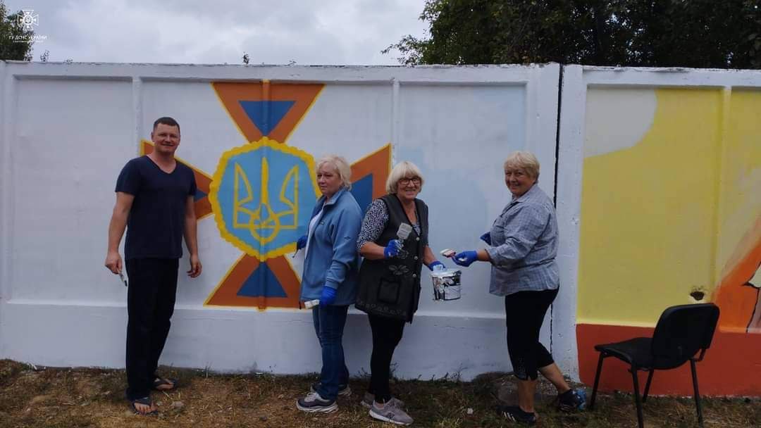 У Радомишлі активісти перетворили паркан пожежно-рятувальної частини на витвір мистецтва (ФОТО)