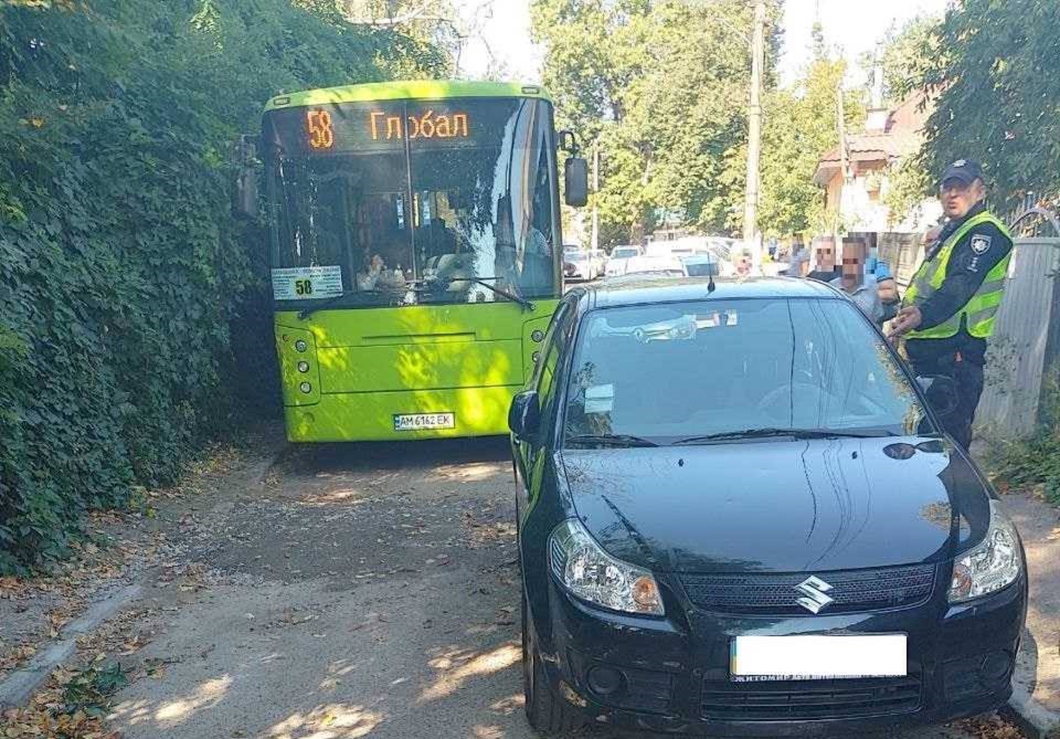Через неправильно припарковані автівки на вул. Професора Кравченка у Житомирі затримується рух маршрутного автобуса №58