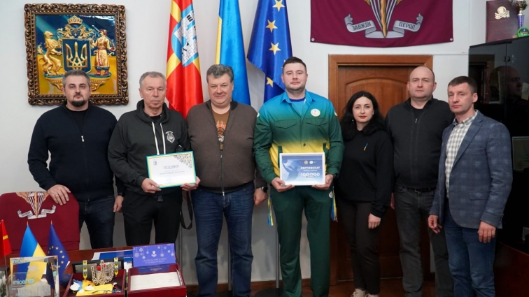 У Житомирі воїну та параолімпійцю Євгенію Корінцю вручили сертифікат на 100 тис. грн.
