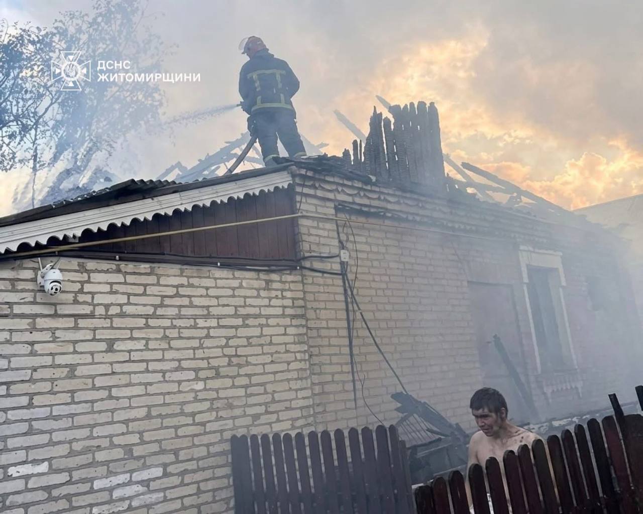 У Житомирському районі горів будинок, вогнем знищено покрівлю оселі та господарчу будівлю