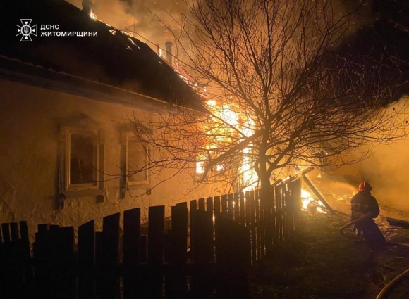 На Коростенщині горів житловий будинок: рятувальники гасили полум'я 4 години