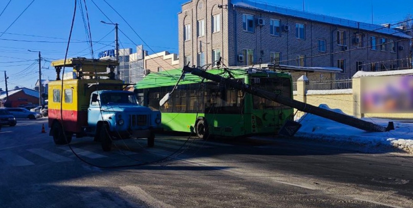 У Житомирі на вулиці Покровській впала електроопора