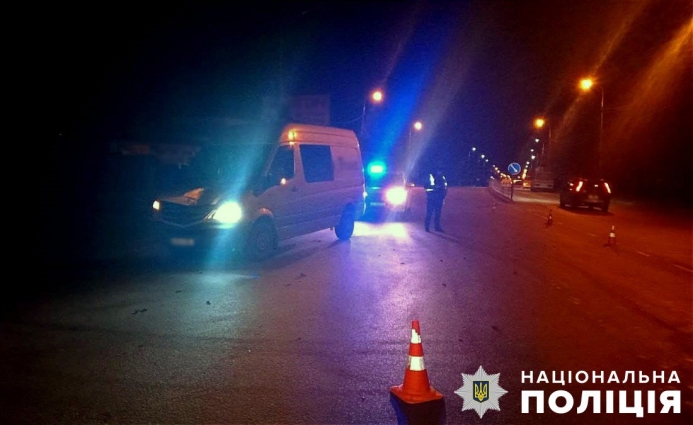 У Бердичеві водій мікроавтобуса Mercedes збив 70-річну пенсіонерку, яка переходила дорогу