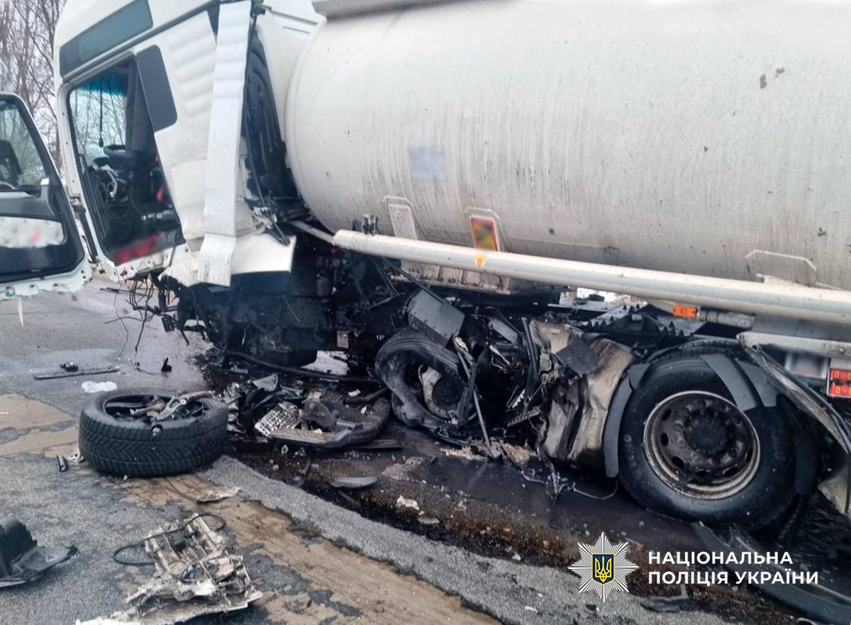 У Коростенському районі в ДТП загинув 35-річний чоловік: він виїхав на зустрічну смугу де зіткнувся з вантажівкою