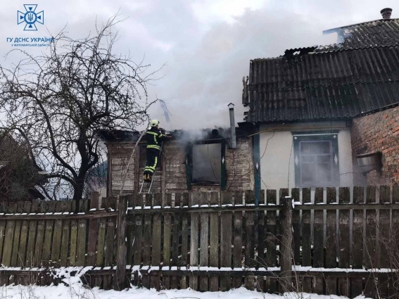 У Житомирському районі ліквідували пожежу в житловому будинку, вогнем знищено дах, перекриття та кімнату (ФОТО)