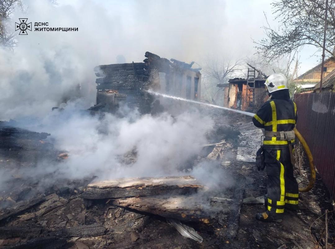 У Житомирському районі внаслідок загоряння сухої трави вогнем знищено будинок та господарчу споруду
