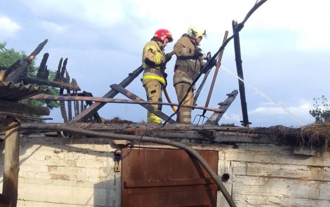 В Олевській громаді загорівся сарай: вогнем знищено покрівлю та сіно