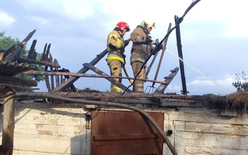 В Олевській громаді загорівся сарай: вогнем знищено покрівлю та сіно