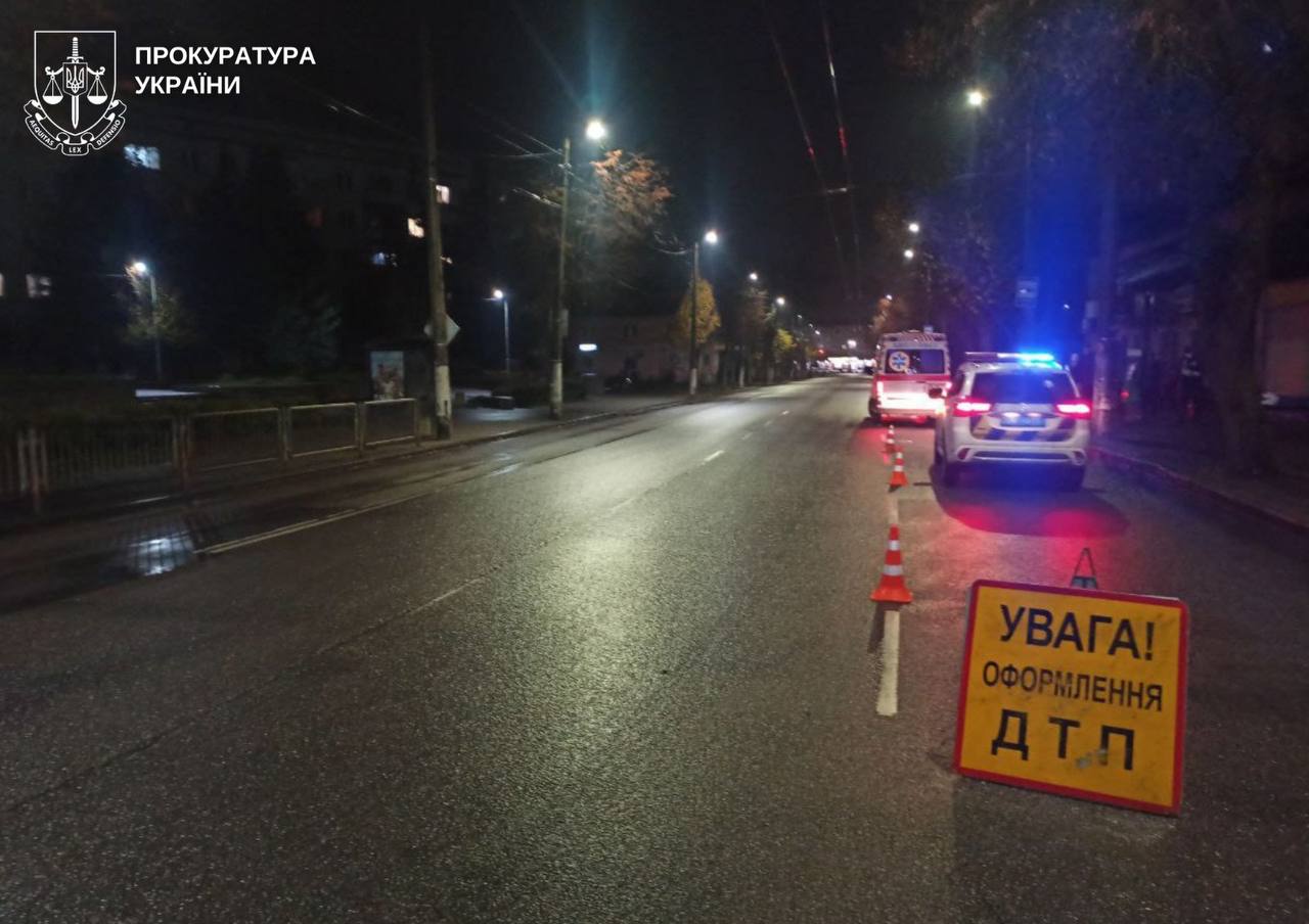 Чоловіку, який здійснив смертельне ДТП у Житомирі на мотоциклі, повідомлено про підозру та взято під варту