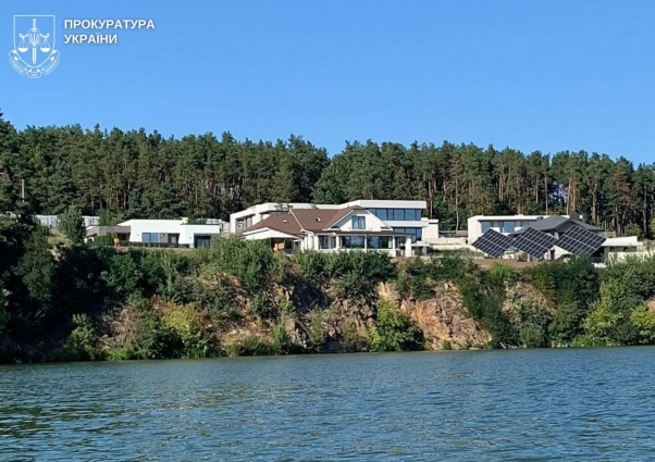 Власниці будинку на провулку Річковому в Житомирі повідомлено про підозру у невиконанні рішення суду щодо його винесення за межі прибережної смуги