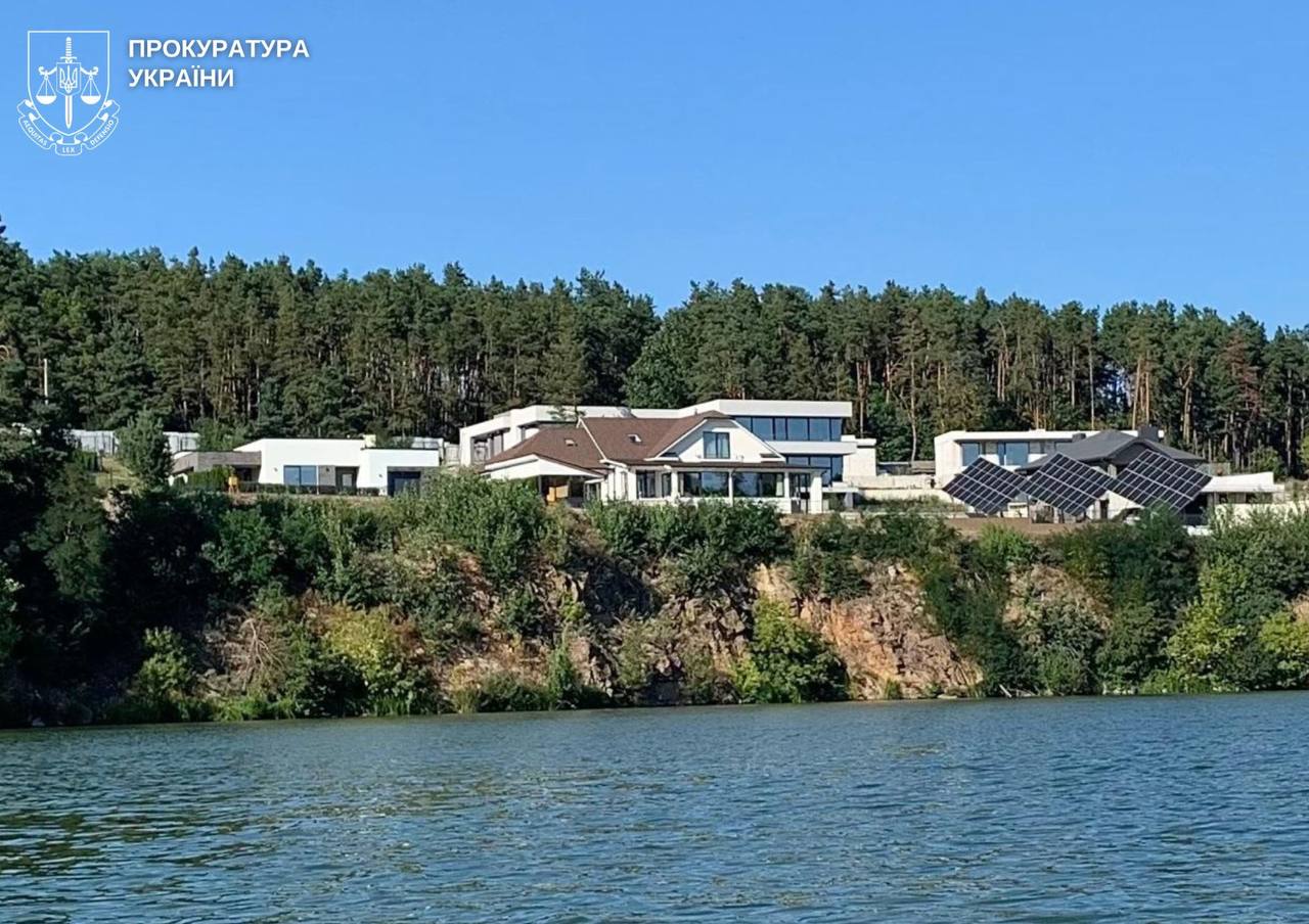 Власниці будинку на провулку Річковому в Житомирі повідомлено про підозру у невиконанні рішення суду щодо його винесення за межі прибережної смуги