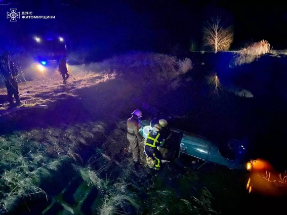 В Олевській громаді врятували водія, авто якого заїхало у водойму