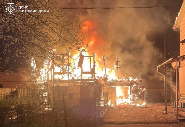 У Житомирському районі бійці ДСНС загасили палаючий гараж та врятували від вогню багатоквартирний будинок