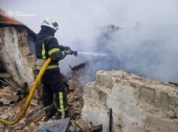 У Коростенському районі горів житловий будинок, вогнем знищена покрівля, сарай та авто