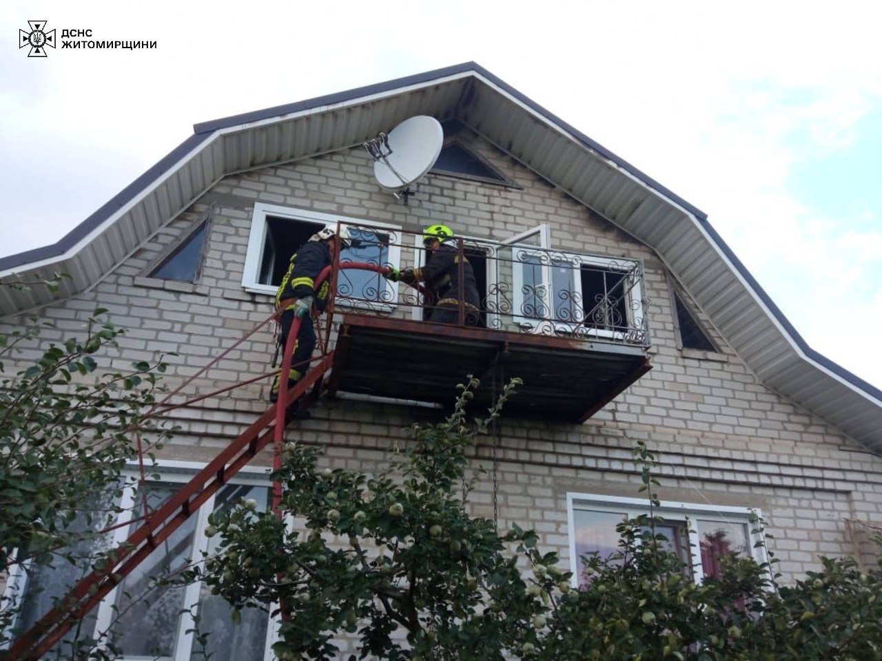 У Попільні горів житловий будинок, вогнем знищено 40 кв.м. обрешітки даху