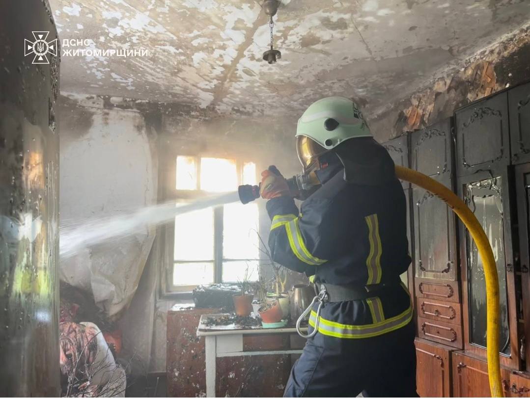 У Звягелі горів житловий будинок, вогнем знищено майно на площі 10 кв. м.