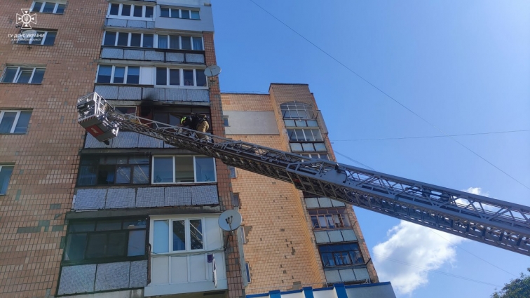 У Житомирі в багатоповерхівці загорівся балкон, обставини пожежі встановлюються фахівцями (ФОТО)