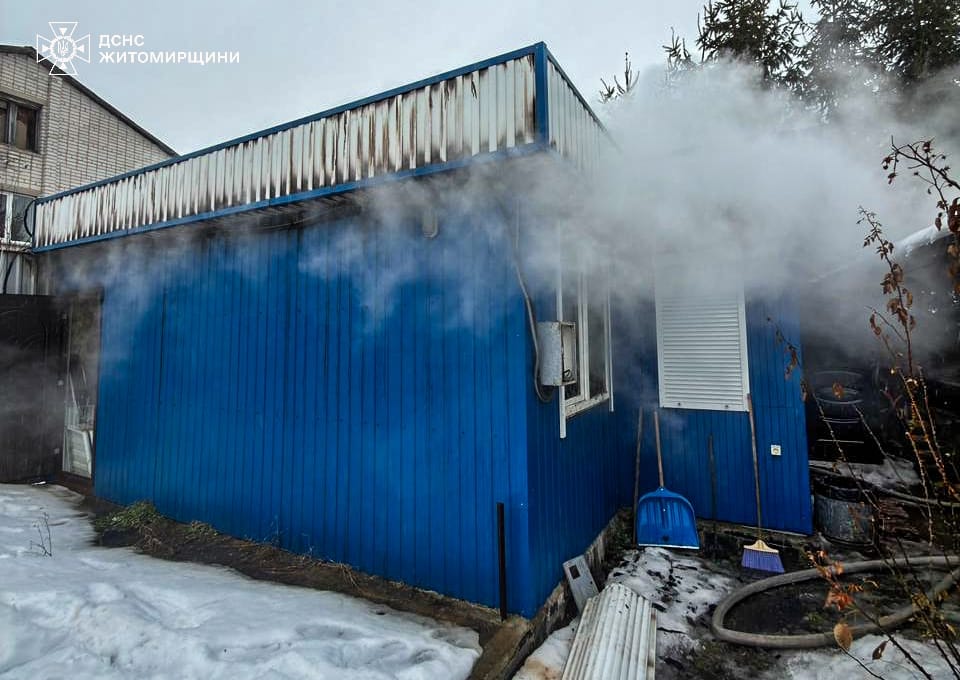У Новогуйвинській громаді горів торговий павільйон, пожежу гасили 9 рятувальників