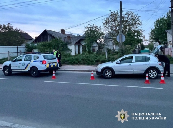 На околиці Житомира затримали чоловіка, який перевозив сина у багажнику, травмував двох поліцейських і намагався втекти
