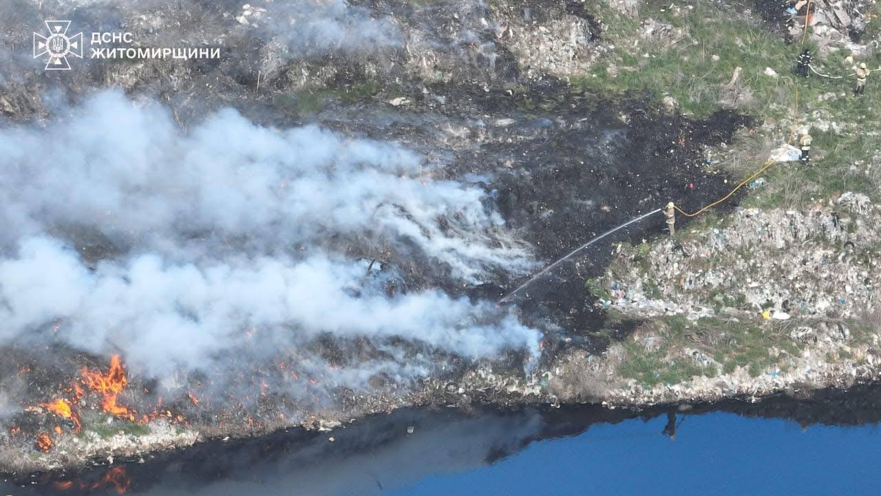 Пожежу на сміттєзвалищі у Житомирі ліквідовано