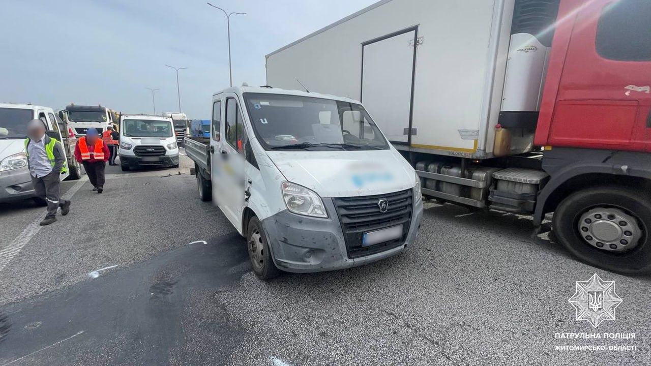 ДТП за участю трьох автомобілів на автодорозі Київ — Чоп, рух транспорту в напрямку Житомира частково ускладнено
