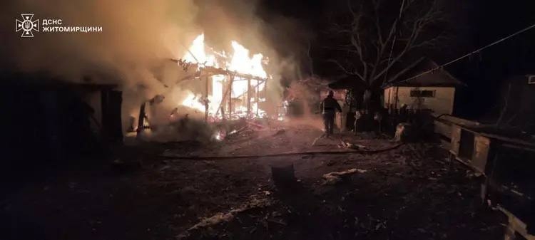 У Житомирському районі горів сарай та літня кухня, вогнем пошкоджено дах будинку