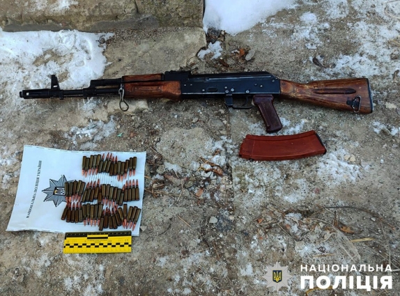 За минулу добу в трьох жителів Житомирщини поліцейські вилучили понад 300 патронів та нелегальну зброю
