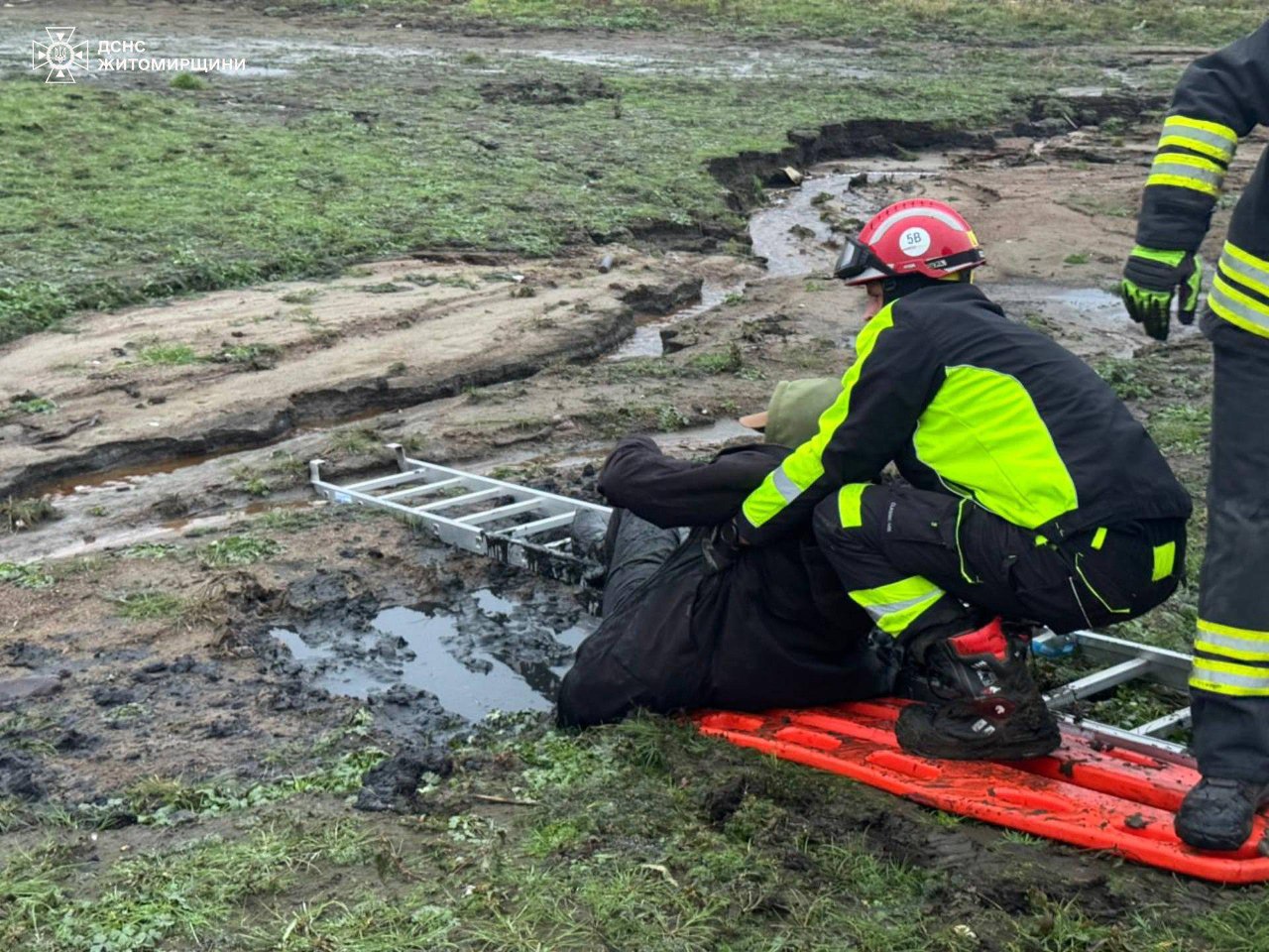 У Житомирському районі рятувальники допомогли чоловікові вибратися з болота