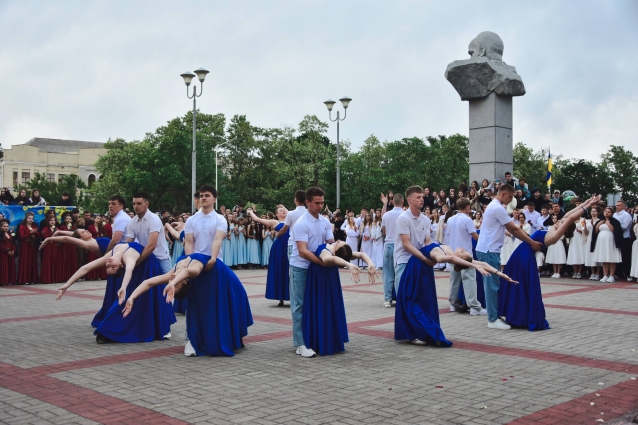 «Коростенський вальс — 2026»: 336 випускників станцювали біля Палацу культури