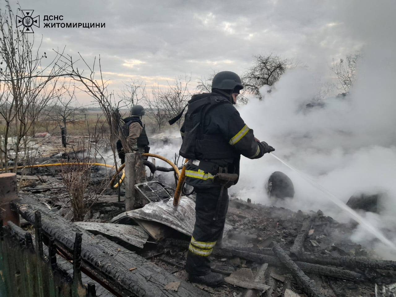 У Житомирському районі внаслідок падіння уламків ворожого БпЛА сталася пожежа