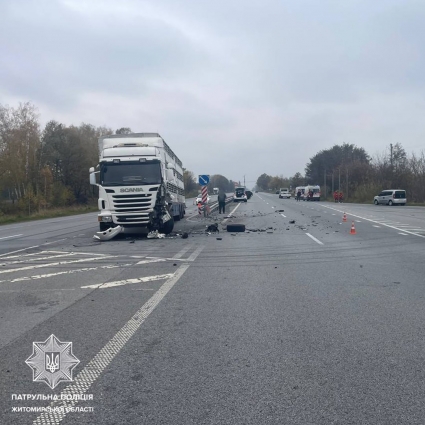 Поблизу Довбиша зіткнулися легковик та вантажівка, є потерпілі