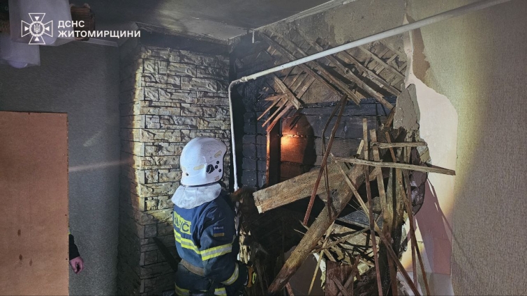 У Житомирі через неправильне влаштування комина пічного опалення сталося загоряння в будинку на 6 господарів