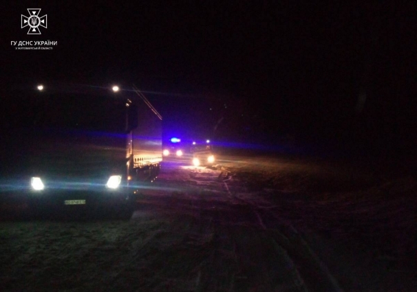У Житомирському районі рятувальники відбуксирували дві вантажівки, що перекрили рух транспорту