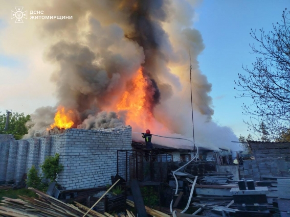 У Житомирському районі рятувальники ліквідували пожежу в будівлі каменеобробного цеху