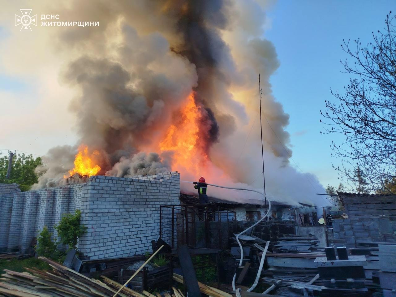 У Житомирському районі рятувальники ліквідували пожежу в будівлі каменеобробного цеху